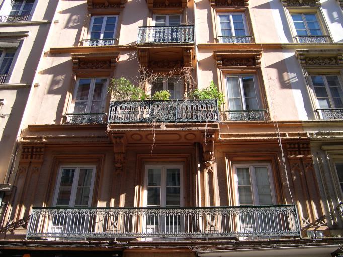  Immeuble avec balcons, rue Victor Hugo